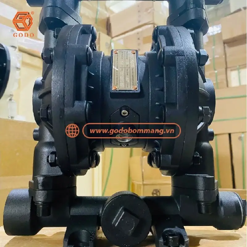 Máy bơm màng khí nén GODO QY3-25LFFF được ứng dụng trong hệ thống phun sơn công nghiệp và sản xuất nội thất.